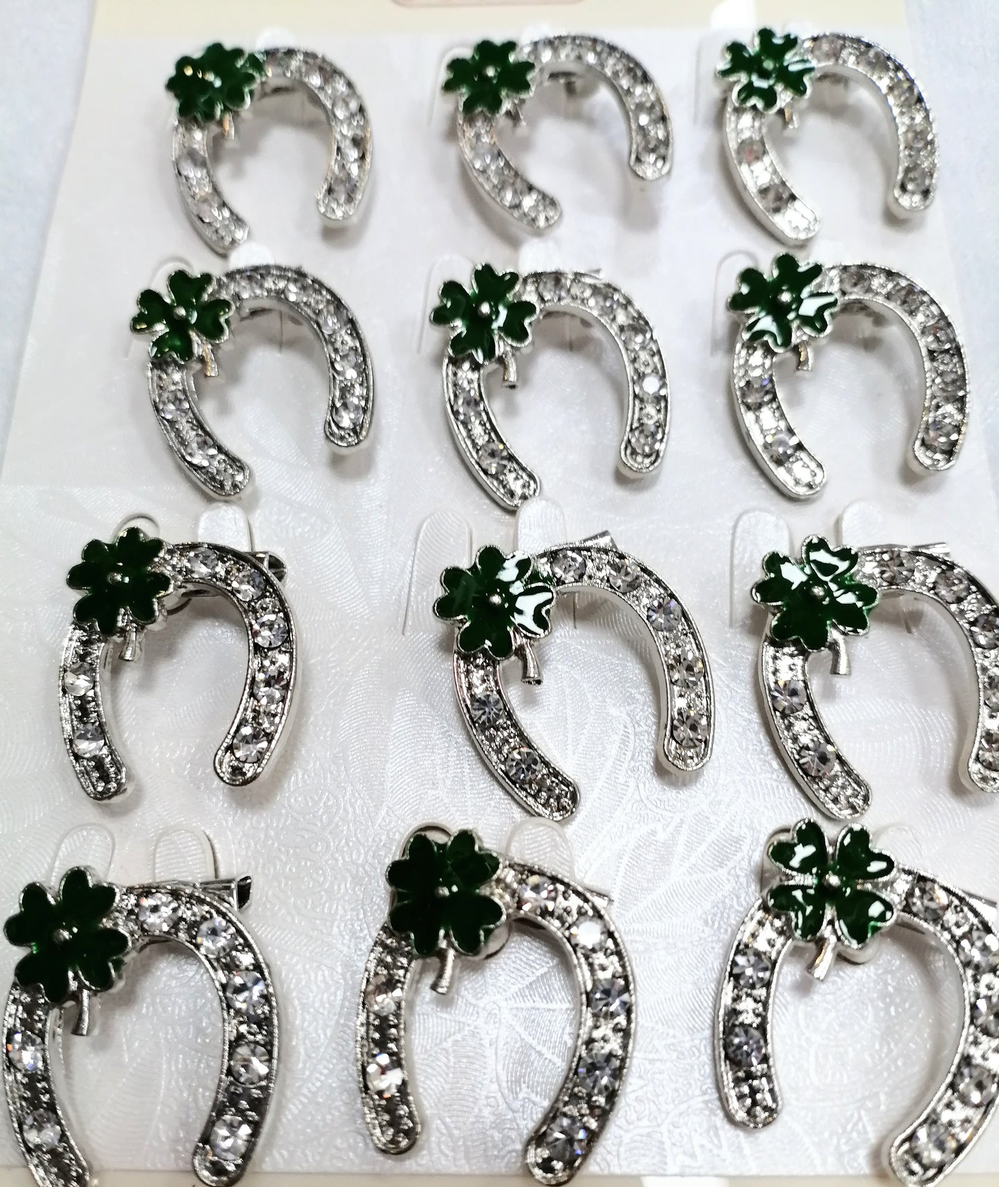 12 броя брошки "Подкова с детелина"