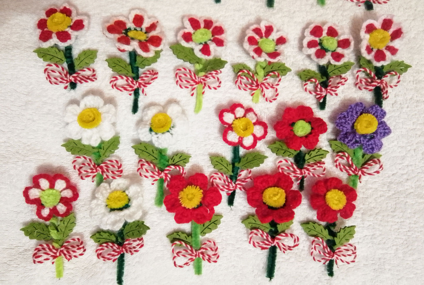 Ръчно изплетена мартеница, цветче- брожка