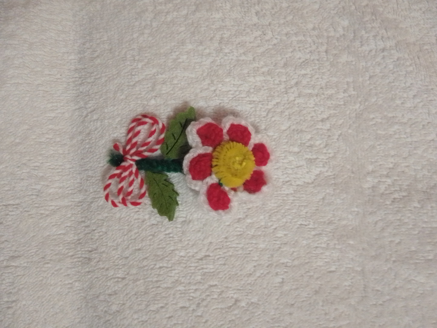 Ръчно изплетена мартеница, цветче- брожка