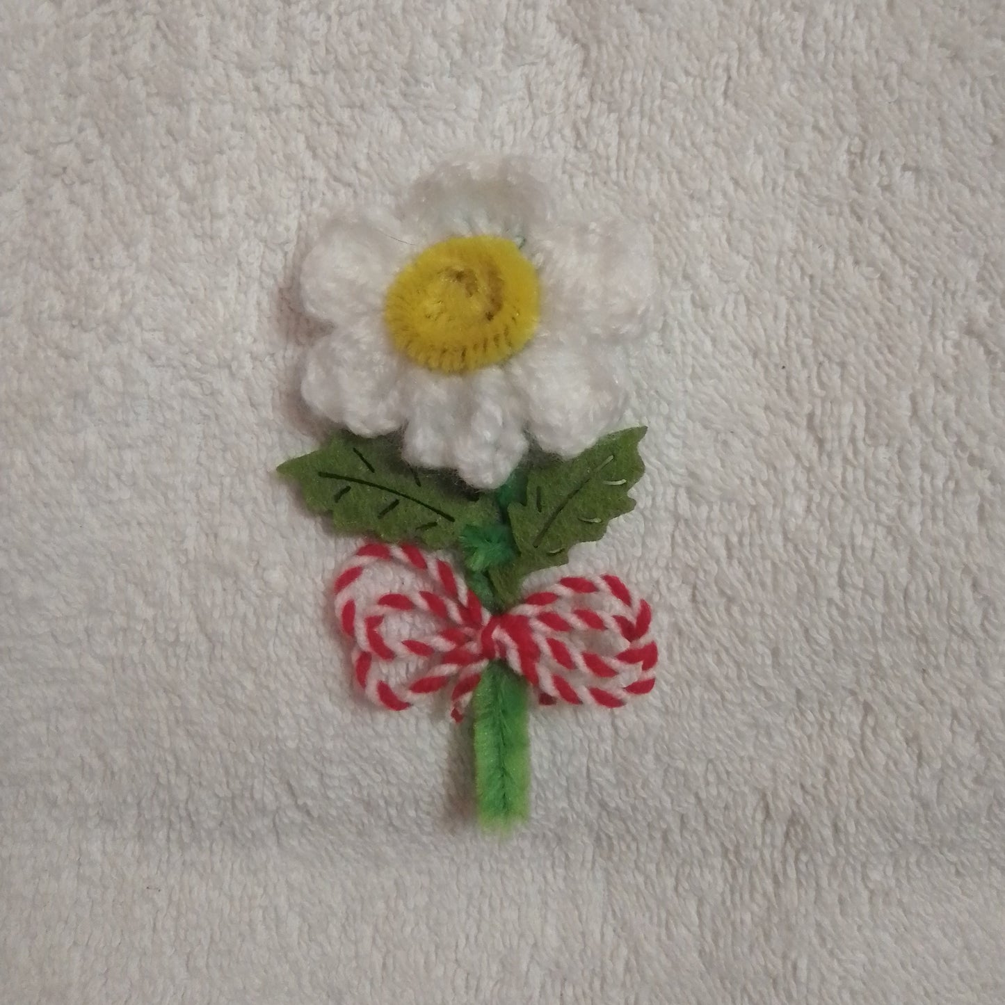 Ръчно изплетена мартеница, цветче- брожка