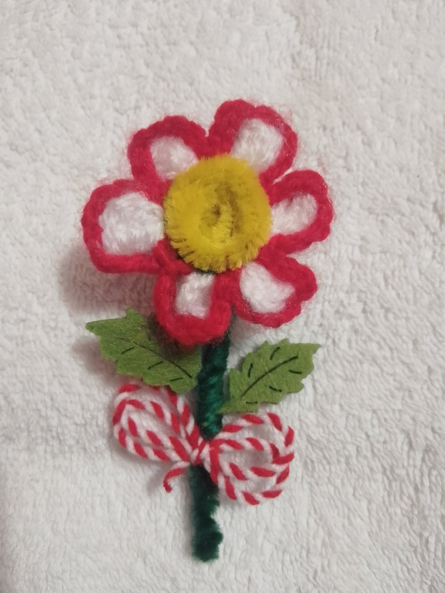 Ръчно изплетена мартеница, цветче- брожка