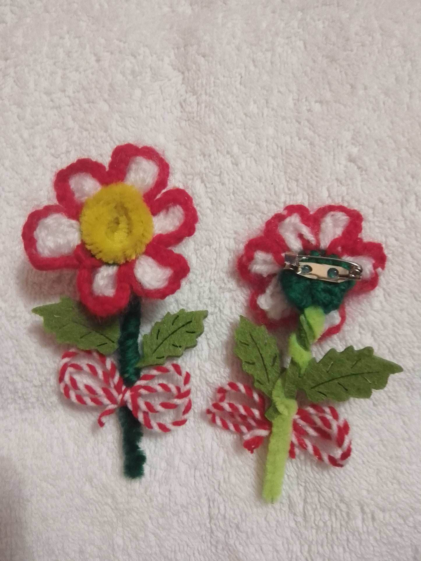 Ръчно изплетена мартеница, цветче- брожка