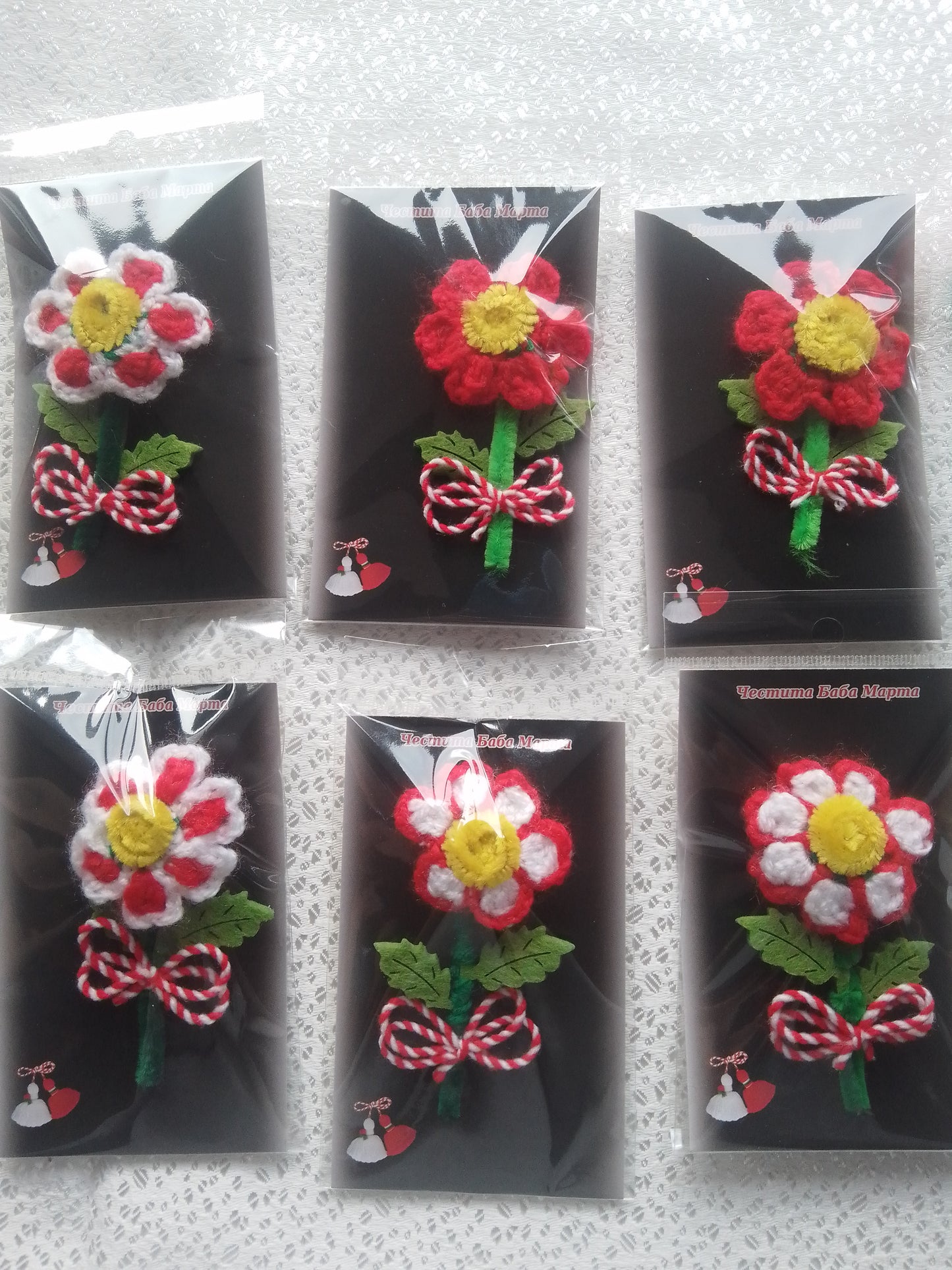 Ръчно изплетена мартеница, цветче- брожка