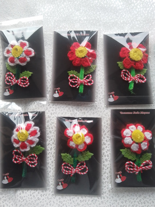 Ръчно изплетена мартеница, цветче- брожка